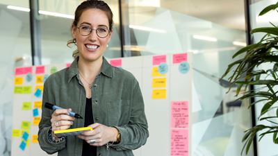 Eine Frau lächelt in die Kamera.