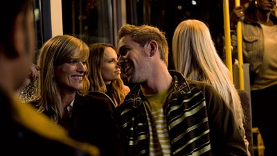 Junge Menschen in einem Nachtbus. 