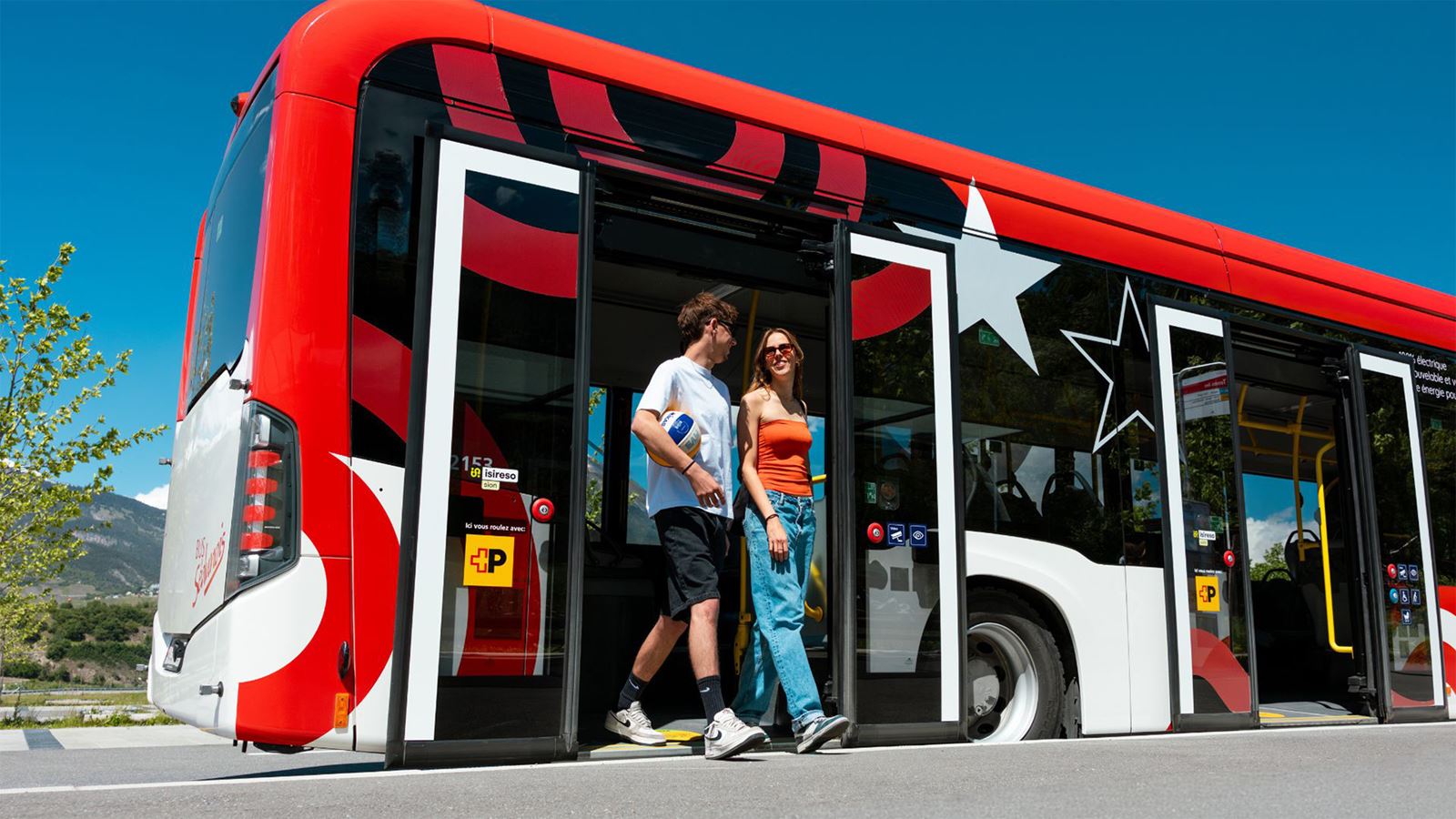 Ein junges Paar steigt aus einem Bus.