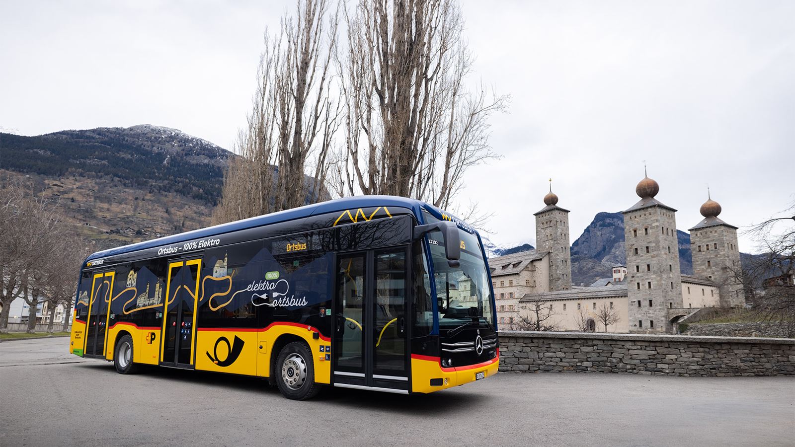 Das Elektro-Postauto im Hintergrund das Stockalperschloss
