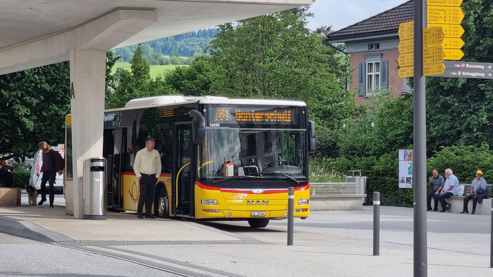 Ein Postauto am Bahnhof Flawil