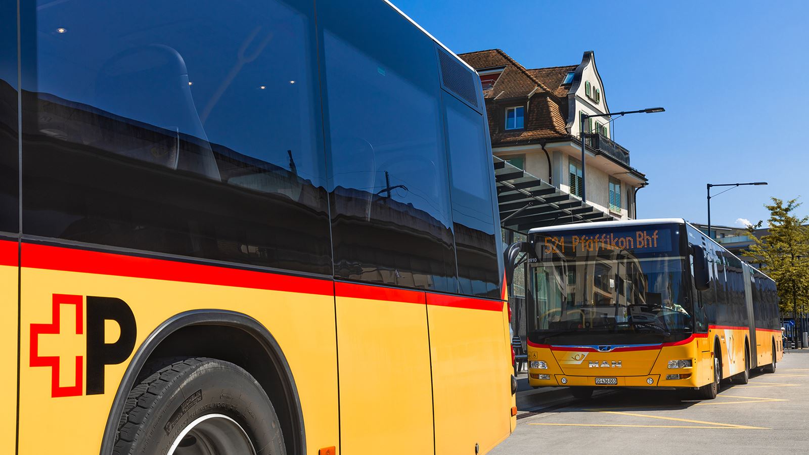 Junge Dame fotografiert die Aussicht aus dem Postauto.