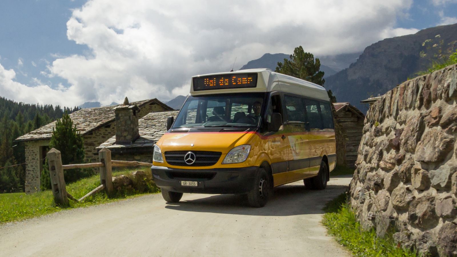 Il bus a chiamata flessibile PubliCar è in servizio nella Val Poschiavo per portare i passeggeri a destinazione.