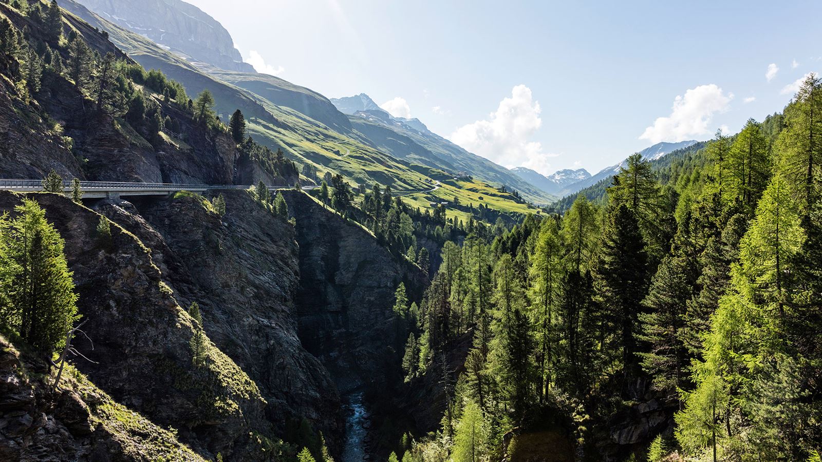 La strada taglia le pareti rocciose sul lato sinistro della valle, in direzione di Juf. © demateo.com