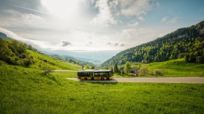Das Postauto fährt auf den Balmberg.