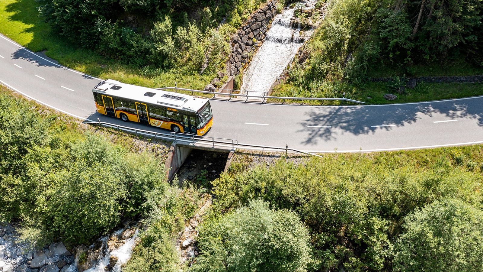 Ein Postauto auf dem Weg durch den Naturpark Diemtigtal