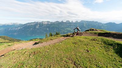 Vététistes sur le Flumserberg avec la chaîne des Churfirsten en arrière-plan © Flumserberg