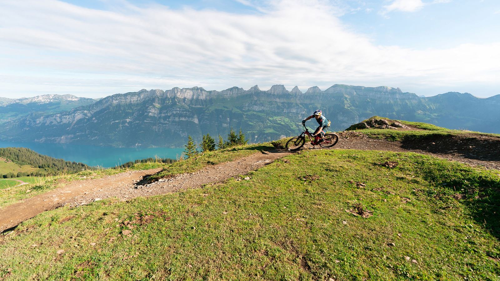 Bikers on the Flumserberg, with the Churfirsten mountain range in the background © Flumserberg