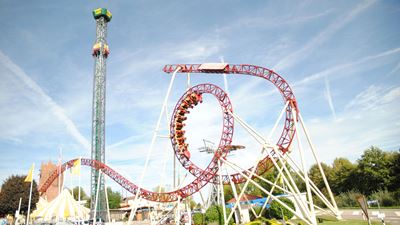 Roller coaster and tower at the entrance to Conny-Land ©Conny-Land AG
