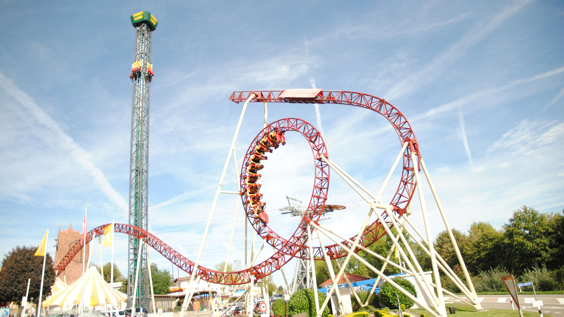 Roller coaster and tower at the entrance to Conny-Land ©Conny-Land AG