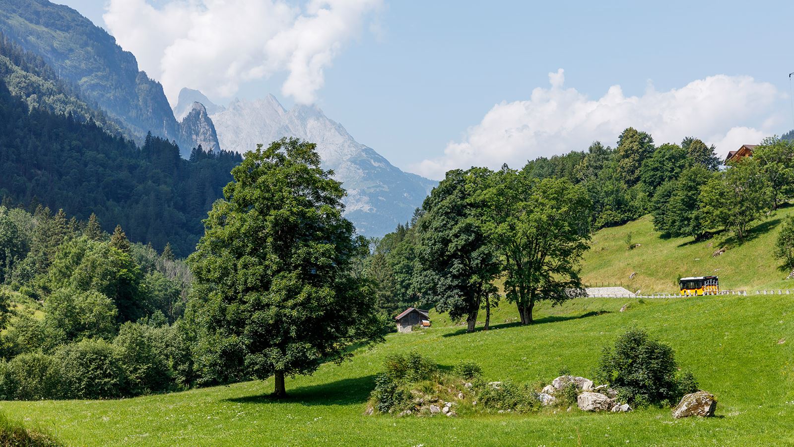L’autopostale attraversa la Gadmental.