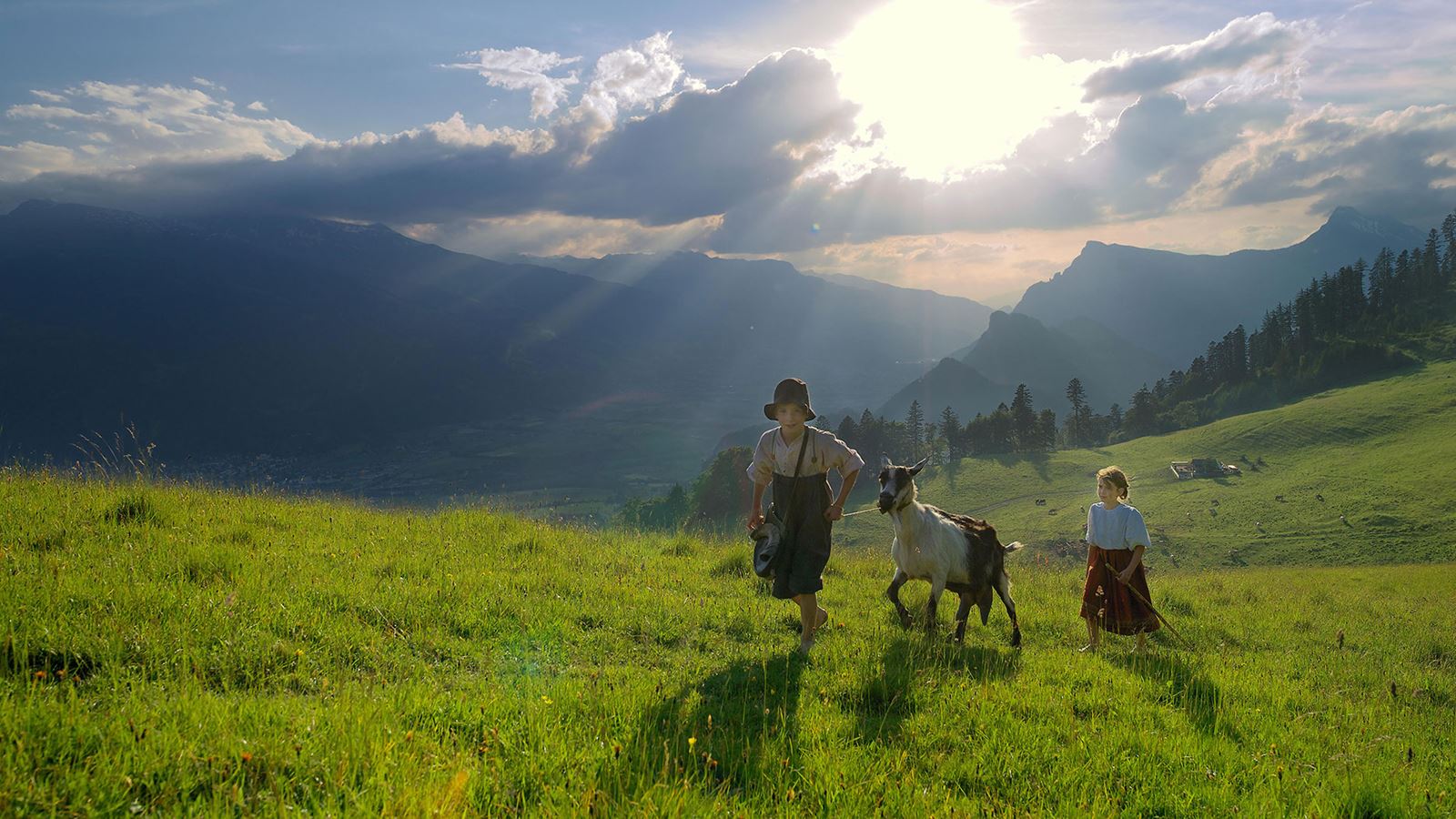 Heidi und Geissenpeter sind oberhalb der Heidialp auf grünen Wiesen unterwegs. © Heididorf © Gaudenz Danuser