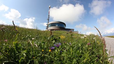 Das Drehrestaurant auf dem Hohen Kasten mit einer Blumenwiese im Vordergrund.