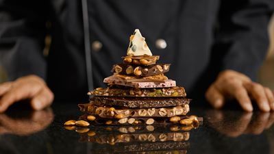 pyramid made from various types of home-made chocolate   © Läderach AG