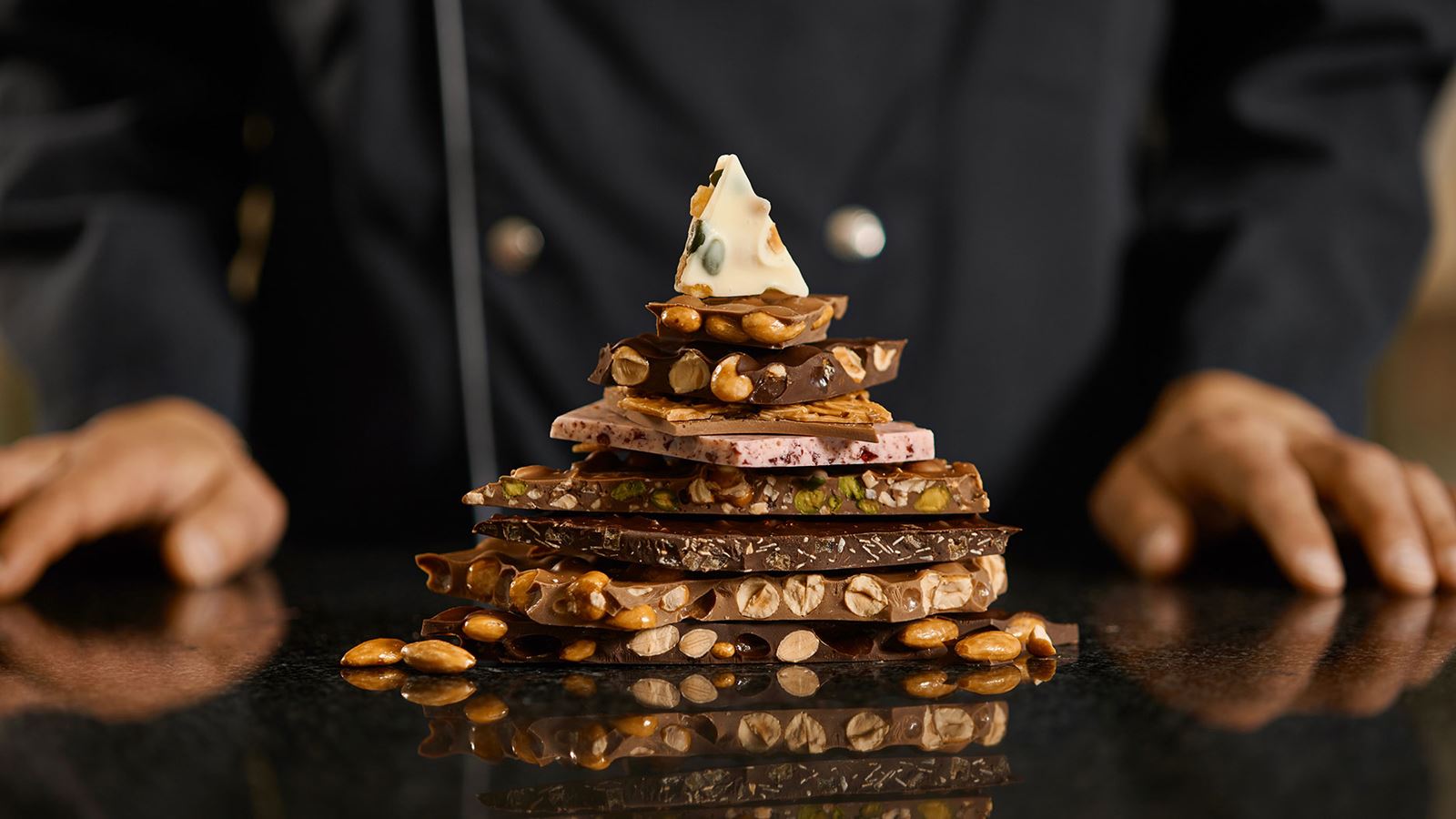Pyramide de différentes sortes de chocolat maison © Läderach AG