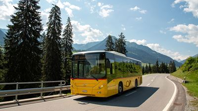 The Postbus travels to Vrin. © Markus Cadosch