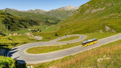 Le car postal descendant le col du Julier.