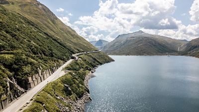 La strada costeggia il lago artificiale di Santa Maria.