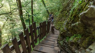 Two people walk along a path in the Breggia Gorge Park. © Ticino Turismo, Alessio Pizzicannella