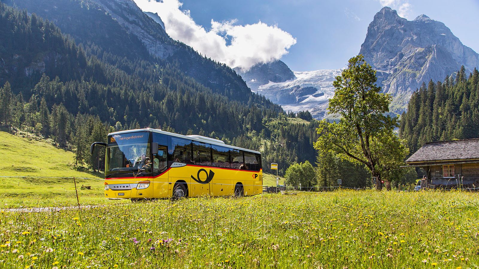 Car postal sur la ligne de Rosenlaui avec glacier et Wetterhorn en arrière-plan.