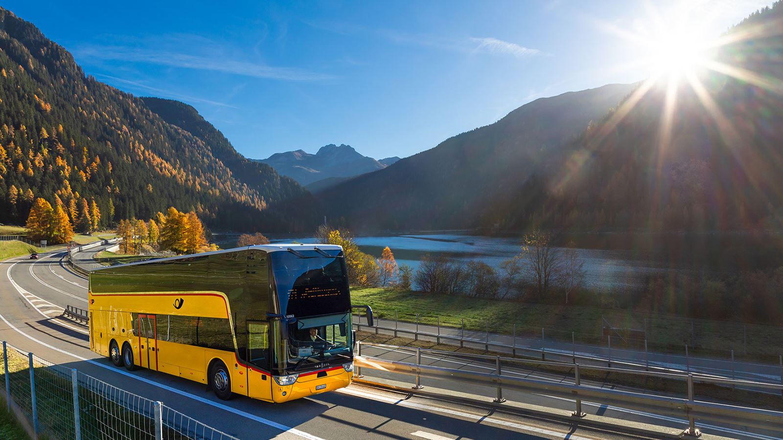 In autunno l’autopostale costeggia il lago di Sufner in direzione di Bellinzona.