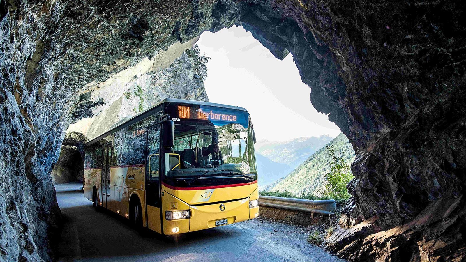 Ein Postauto fährt auf der Bergpoststrasse nach Derborence