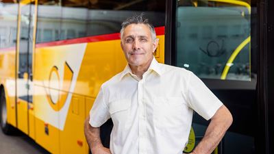 Accessible en été grâce au CarPostal, la conduite à bord du bus postal est un exploit assuré par 10 personnes seu-lement. Josy Germanier est l’un d’entre eux.