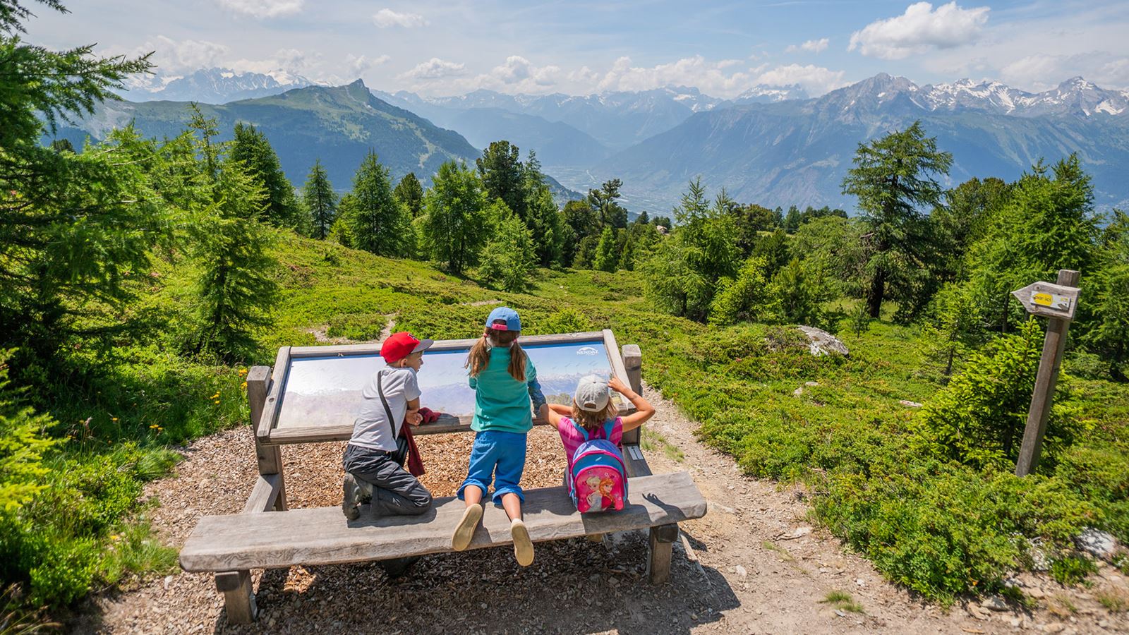 Kinder vor einer Informationstafel