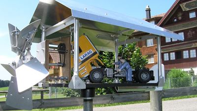 Kommt eine Brise auf, machen sich die beiden Servicetechniker an die Arbeit.