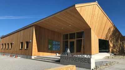 Man sieht das aus Holz erbaute Gebäude des Naturzentrums Pfäffikersee in Pfäffikon ZH von aussen. 