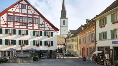 Blick auf die Altstadt in Bülach mit Kirche und einem Riegelhaus.