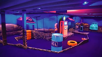 Adventure-Golf-Bahn mit Neonlichtern im Actionworld Obfelden