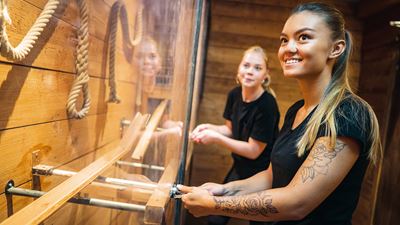 Zwei Frauen lösen ein Rätsel in einem Raum der Boda Borg Rümlang.