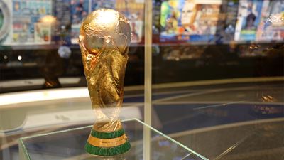 Pokal in einer Vitrine im FIFA Museum Zürich 