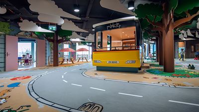 Verkehrsgarten und PostAuto-Lesebus im Kinderparadies Minicity im Einkaufszentrum Sihlcity in Zürich.