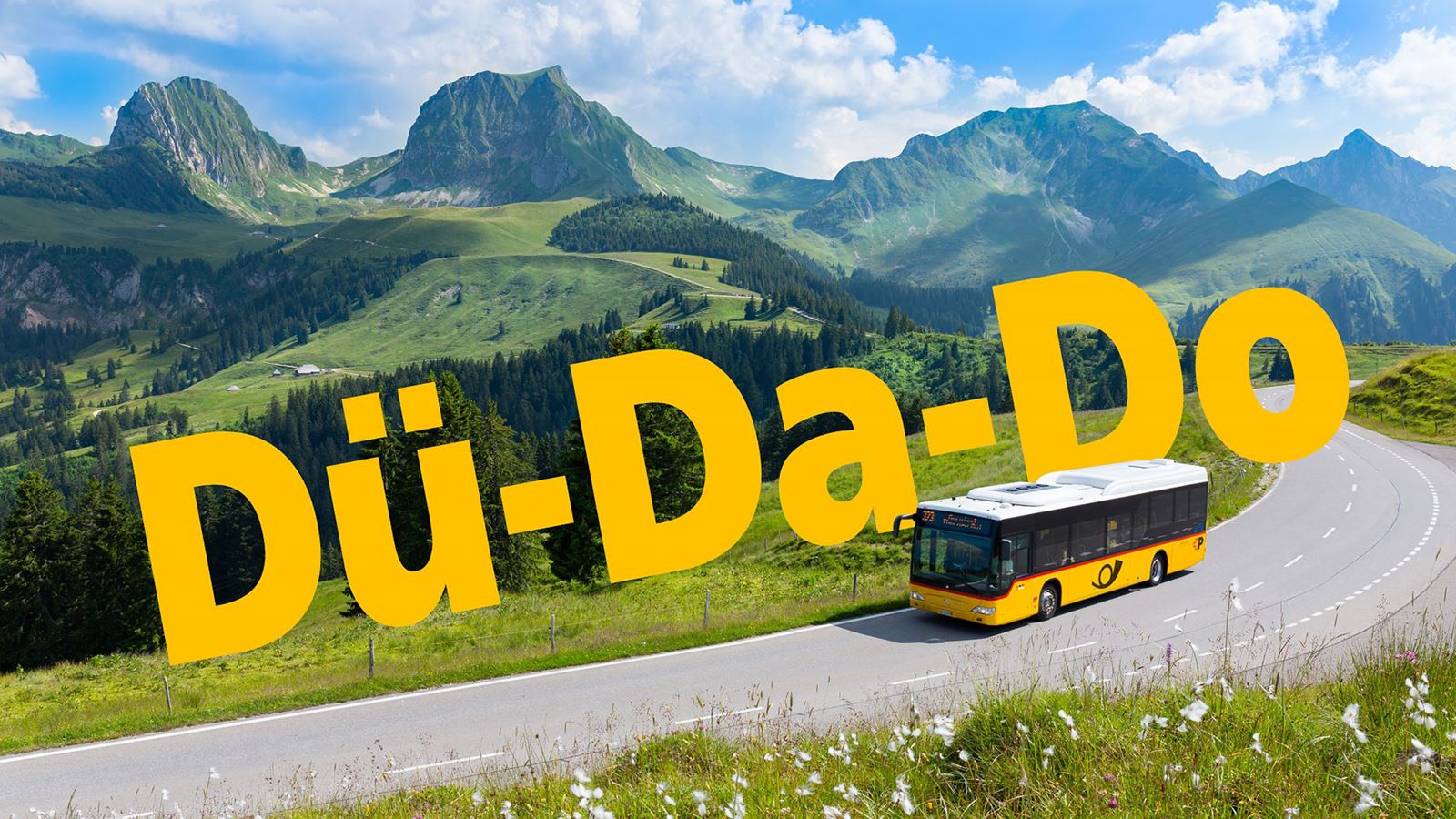 Postauto im Vordergrund auf Bergstrasse. Im Hintergrund Berglandschaft. Schriftzug «Dü-Da-Do» im Bild integriert.