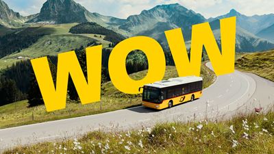 Ein Postauto fährt auf der Bergpoststrasse