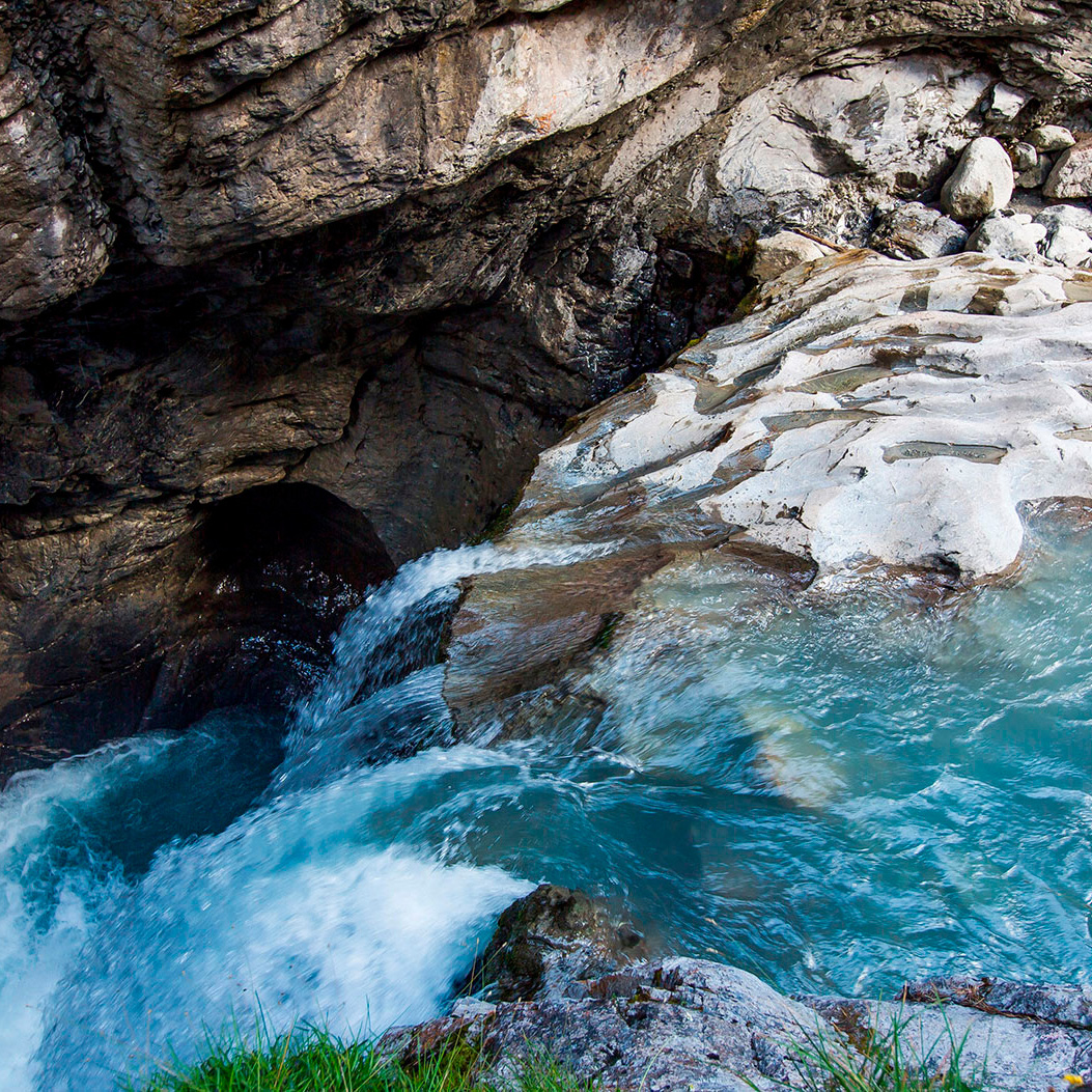 L’eau des glaciers coule dans les gorges du glacier au-dessus d’un ravin.