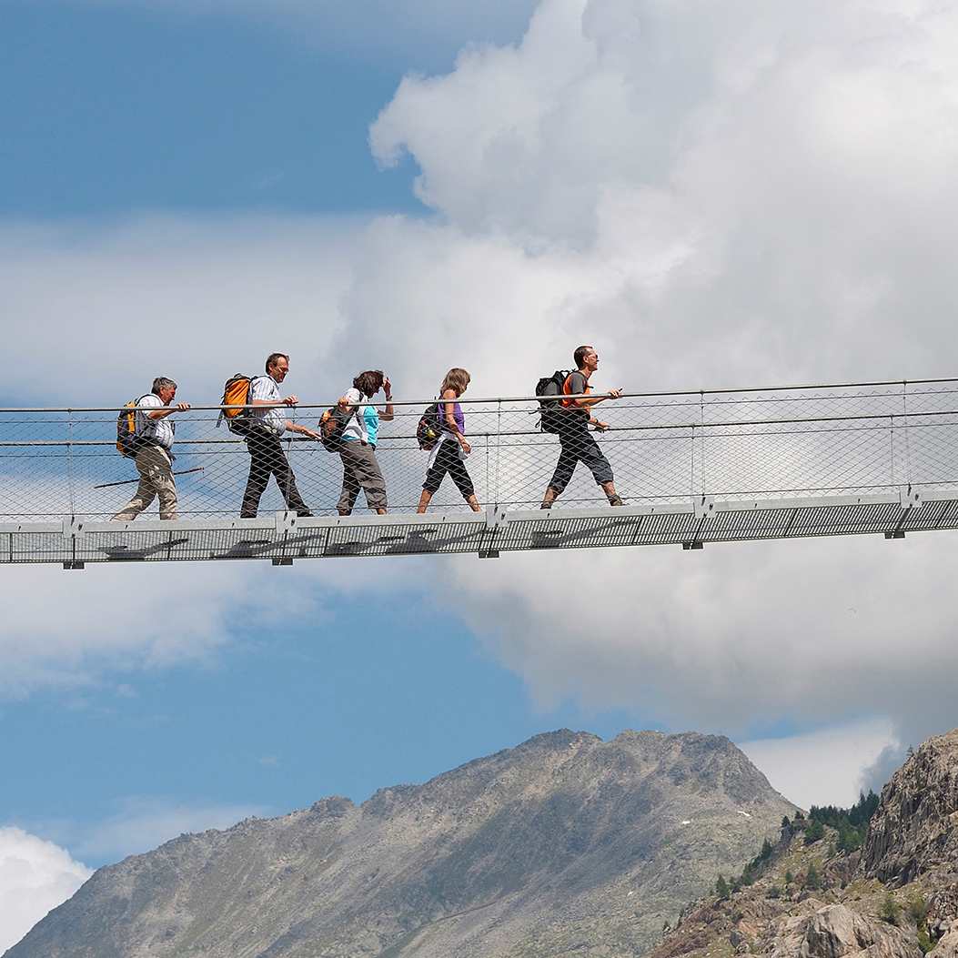 Escursionisti sul ponte sospeso