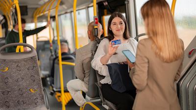 Un contrôleur contrôle les voyageurs dans le car postal