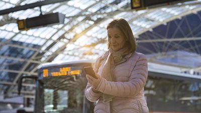 Una persona acquista un biglietto sullo smartphone.