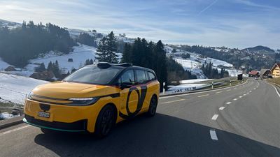 Es ist ein automatisiertes E-Auto ist vor ländlichen Kulisse zu sehen.