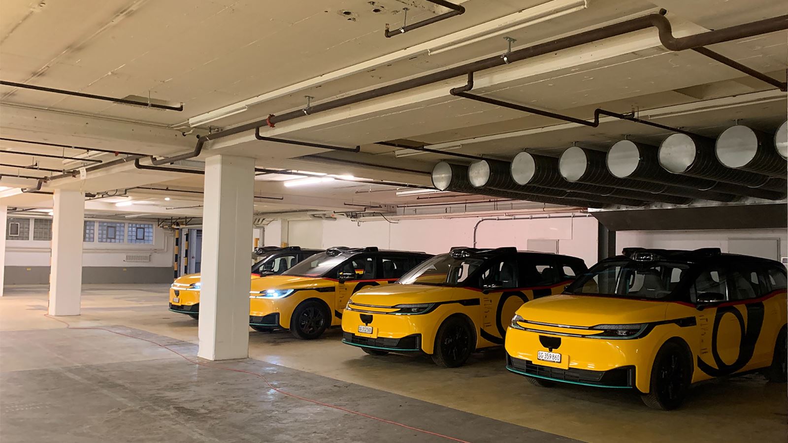 Die Tiefgarage im Depot mit 4 gelben AmiGo Fahrzeugen.