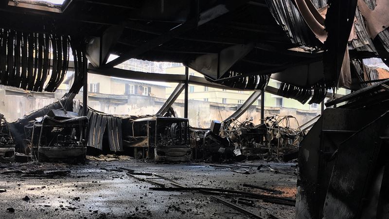 Die zerstörte Garage in Chur Auf dem Bild sieht man Schutt und Asche.  