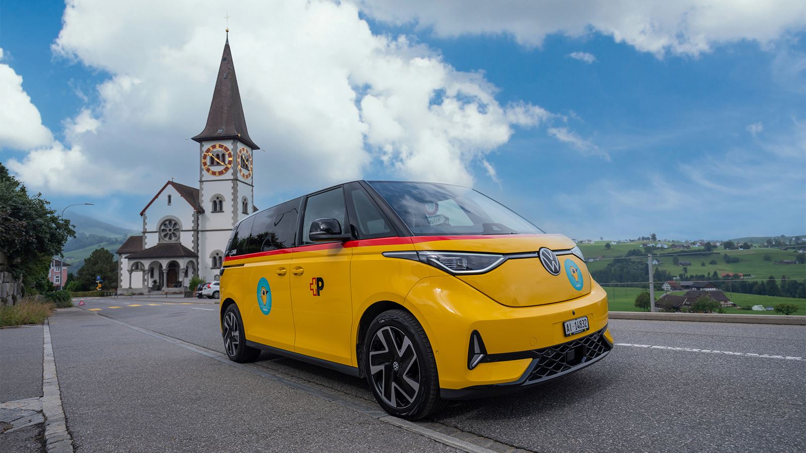Ein VW ID Buzz, der als PubliCar im Appenzell eingesetzt wird, ist vor einer Kirche zu sehen.