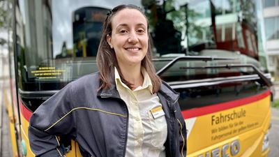 Nora Zimmerli, die erste Fahrlehrerin von PostAuto