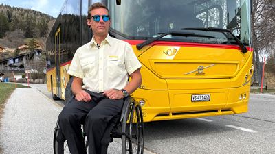 A paraplegic who works as a CarPostal driver? It is possible. David Dubuis has been transporting travelers to the Saviese region in Valais for five years. Here, the 40-year-old gives a glimpse of his history. 