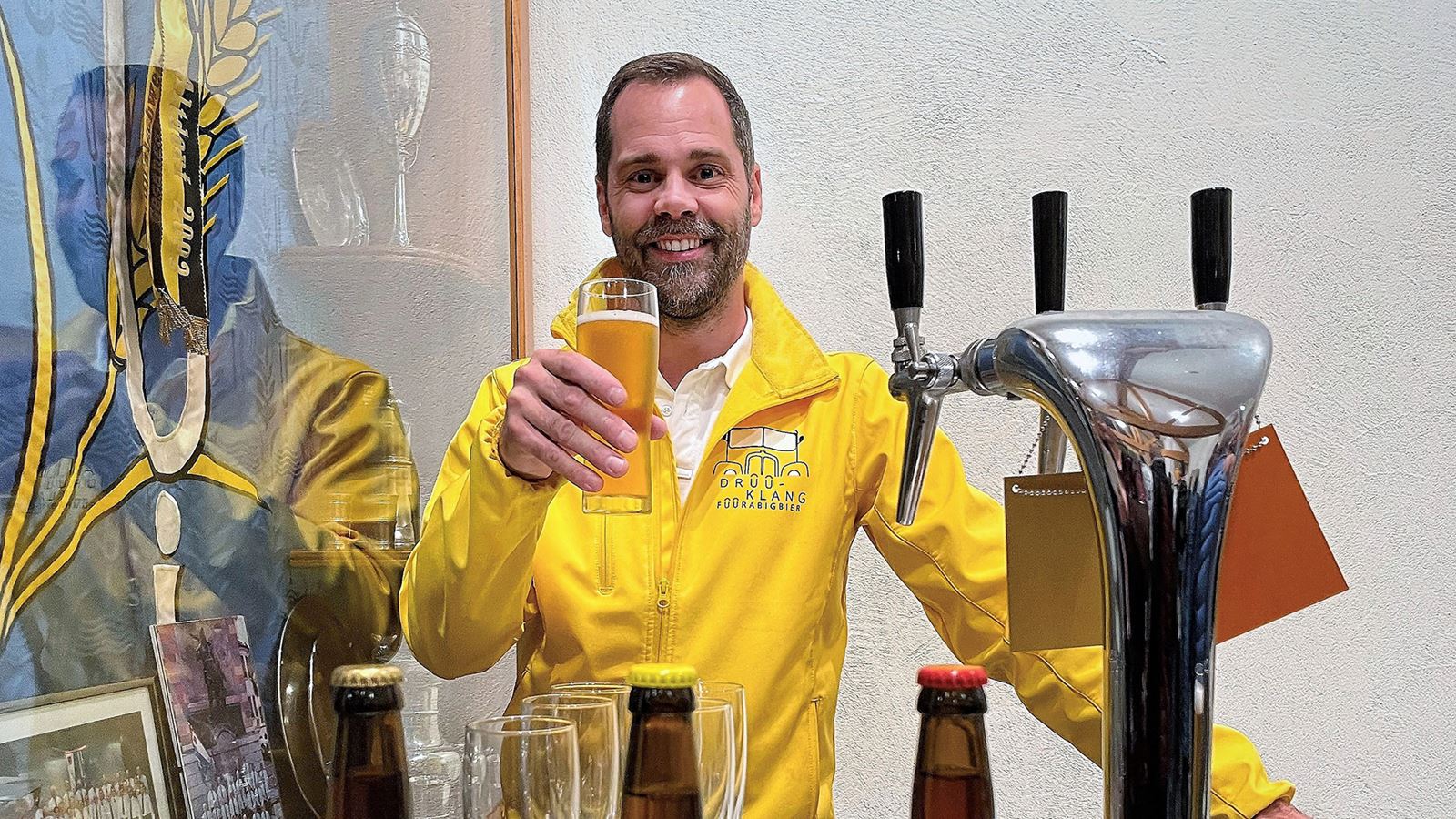 Stefan Stutz mit einem Drüüklang Bier