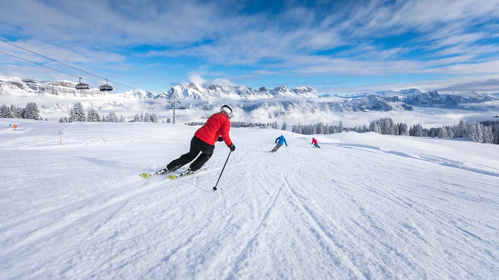 Una sciatrice scende da una pista nel comprensorio di Flumserberg durante una splendida giornata di sole.