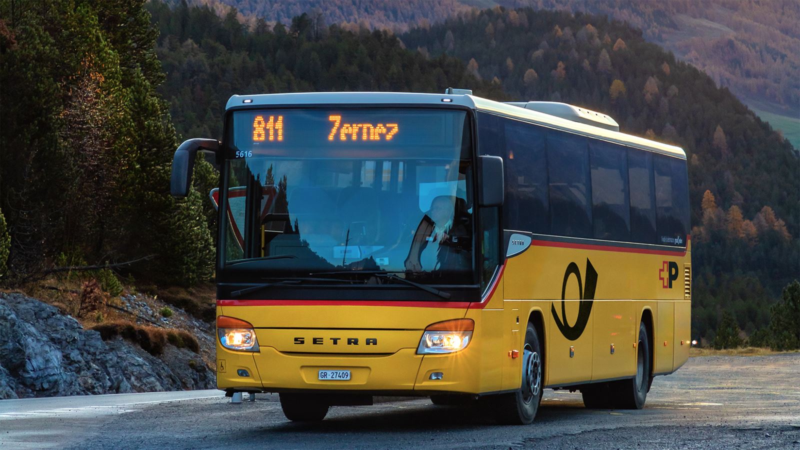 A Postbus travels on the Ofen Pass in GR